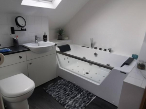 Relaxing Attic Room with En-suite Jacuzzi bath